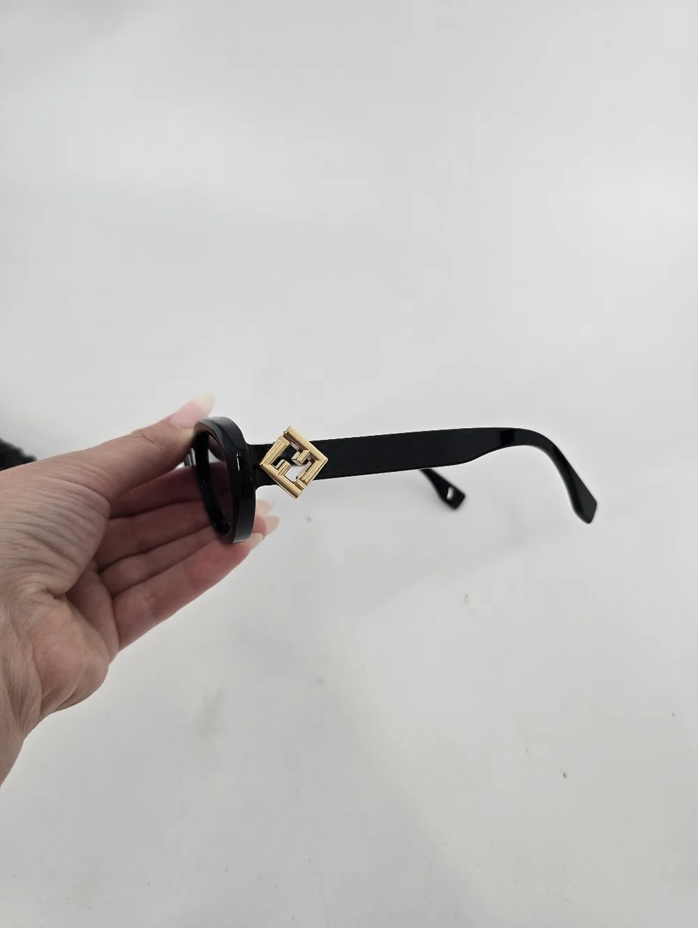 Fendi FE40140U Black Frame Oval Sunglasses with Pouch - Picture 3 of 8